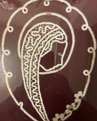 Quadro Madonna all’uncinetto su base rossa+cornice