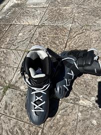 Pattini a rotelle con protezioni e casco