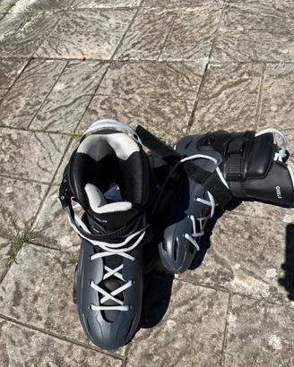 Pattini a rotelle con protezioni e casco