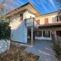 Ampia bifamiliare in centro