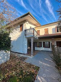 Ampia bifamiliare in centro