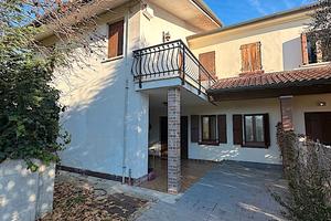 Ampia bifamiliare in centro