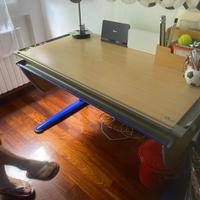 Tavolo da studio con piano lavoro inclinabile