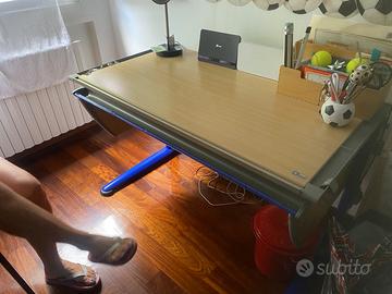 Tavolo da studio con piano lavoro inclinabile