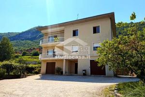 Appartamento di 200 m² con 5 locali e box auto dop