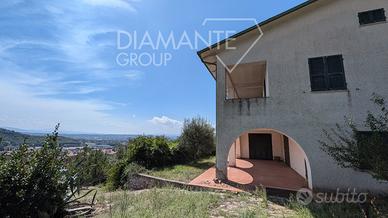 Villa di 400 mq con garage, annesso e giardino