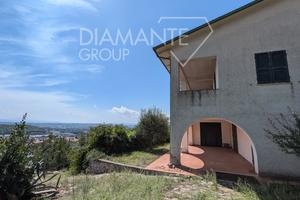 Villa di 400 mq con garage, annesso e giardino