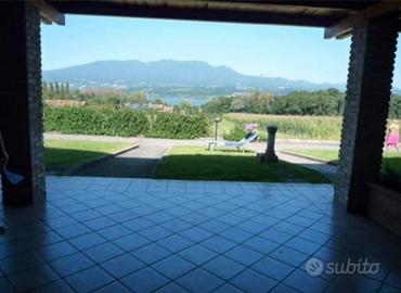 Piccolo bilocale vista lago sulla pista ciclabile