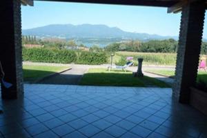 Piccolo bilocale vista lago sulla pista ciclabile