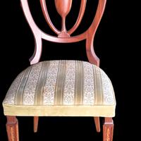 Symphony in Mahogany: Set di 4 Sedie a Scudo Stile