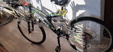 Bicicletta Mountain bike con ammortizzatori