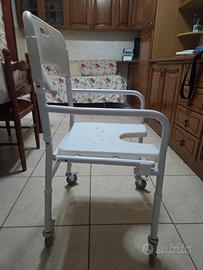 Sedia per doccia con rotelle
