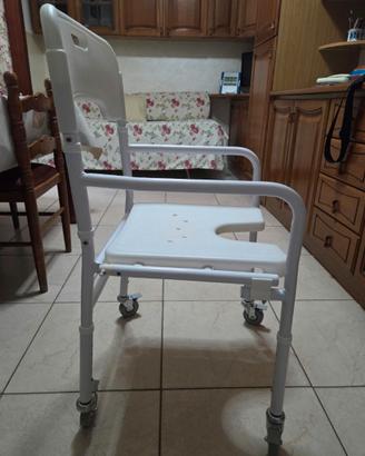 Sedia per doccia con rotelle