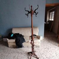 Appendiabiti in legno con rifiniture in ottone