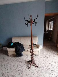 Appendiabiti in legno con rifiniture in ottone