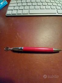 Penna con logo Cartier su catenella