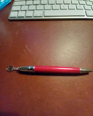 Penna con logo Cartier su catenella