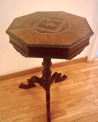 Tavolino Ottagonale  e tanti mobili d'antiquariato