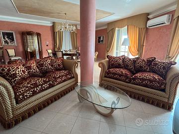 divani damascati oro e bordeaux-salotto villa