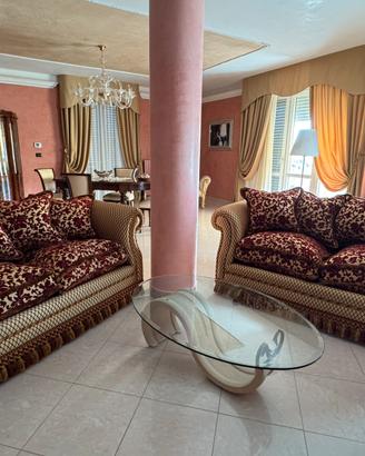 divani damascati oro e bordeaux-salotto villa