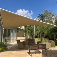 1 struttura di copertura a vela ombreggiante