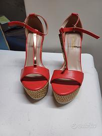 scarpe con zeppa alta.