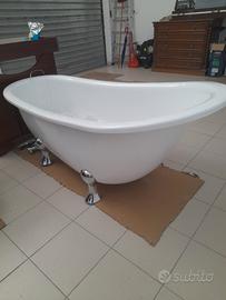 vasca da bagno con piedini