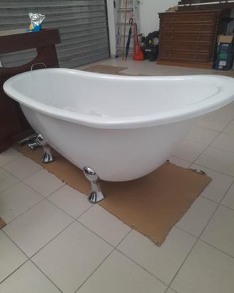 vasca da bagno con piedini
