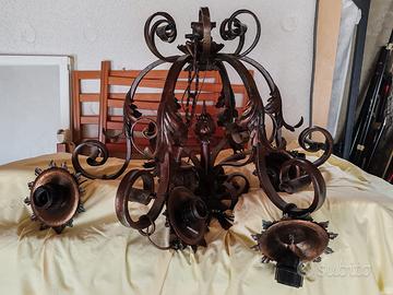 Lampadario antico in ferro battuto