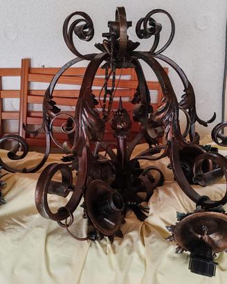 Lampadario antico in ferro battuto