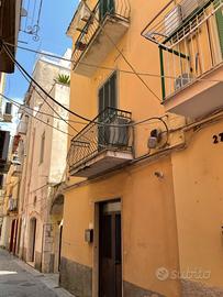 Palazzetto Indipendente su 4 livelli due Ingressi