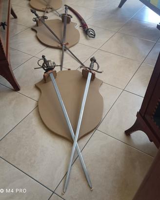 spade dal 1977 con scudo ricoperto di pelle 