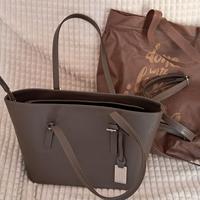Borsa da donna Ferrini marrone con tasche interne.