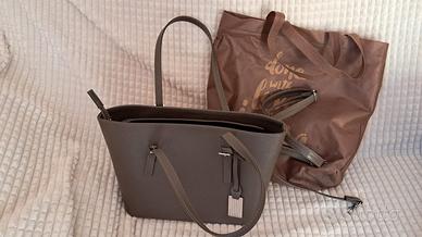 Borsa da donna Ferrini marrone con tasche interne.