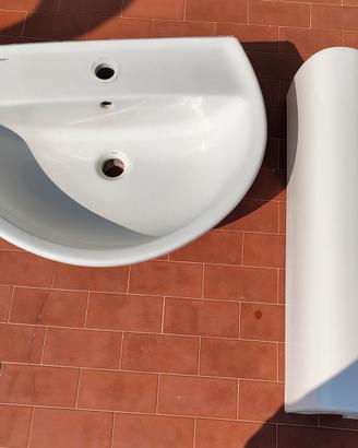 Lavabo bianco con colonna in ceramica Geberit 