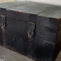 baule di legno e rifiniture in ferro