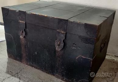 baule di legno e rifiniture in ferro