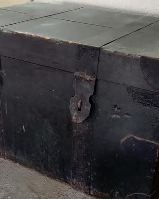 baule di legno e rifiniture in ferro