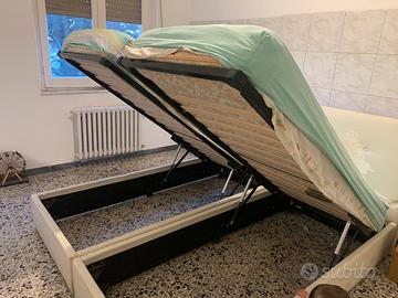 Due letti contenitori con materassi