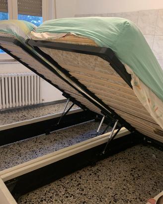 Due letti contenitori con materassi