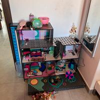 Casa delle lol in legno con varie lol e accessori