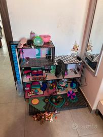 Casa delle lol in legno con varie lol e accessori