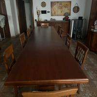 Tavolo in legno con sedie