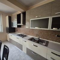 Cucina completa di tavolo e sedie