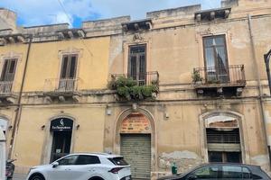 Via f. crispi indipendente mq 480 circa