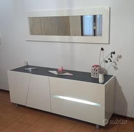 Mobile da salotto con illuminazione e specchio