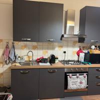 Cucina, tavolo con sedie, frigo