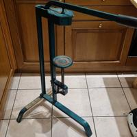 Tappatrice a colonna manuale