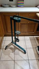 Tappatrice a colonna manuale