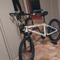 BMX da freestyle blu e bianca